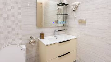 Đồ dùng nhà tắm miễn phí, khăn tắm, giấy vệ sinh