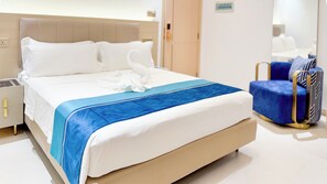 Habitación doble superior, vista al jardín | Caja de seguridad en la habitación y cortinas blackout 