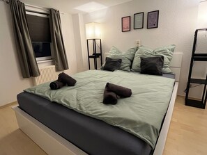 2 Schlafzimmer, Reisekinderbett, kostenloses WLAN, Bettwäsche