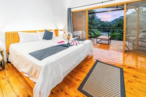 Deluxe Double Room, River View | Bed sheets - RIOS LODGE (Pacuarito)