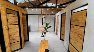 Een douche,  milieuvriendelijk toiletgerief, handdoeken, zeep