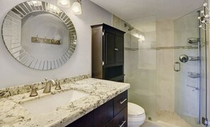 Secadora de cabello, toallas, jabón, papel de baño 