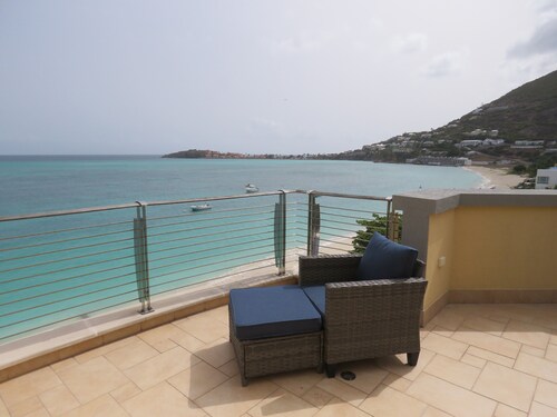 Charming 2bdrm/2bath beachfront PH Condo WiFi, AC, TV, beach lounges included