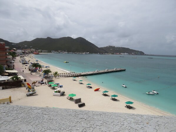 Chaises longues, serviettes de plage