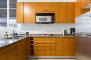 Réfrigérateur, micro-ondes, plaque de cuisson, cafetière/bouilloire