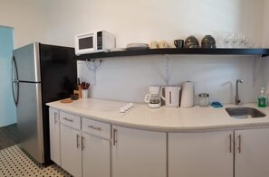 Kylskåp, mikrovågsugn, spishäll och kaffe- och tebryggare