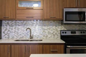 Kylskåp, mikrovågsugn, ugn och spishäll