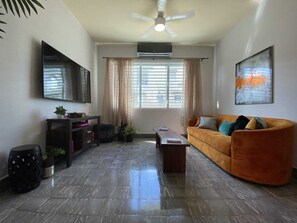 Una televisión, una oficina