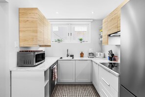 Fridge, microwave, stovetop, dishwasher