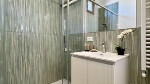 Dusche, Bidet, Handtücher