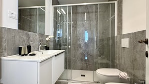 Douche, bidet, serviettes fournies