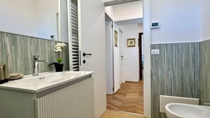 Shower, bidet, towels