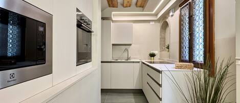 Fridge, dishwasher, cookware/dishes/utensils