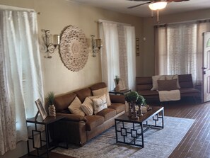 Living area - ENTER & ENJOY 3 & 1.5 HOUSE
The Best for Entertainment Purposes & Sleepovers (Hattiesburg)