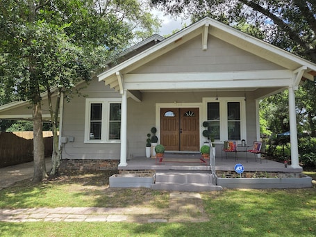 Exterior. ENTER & ENJOY 3 & 1.5 HOUSE
The Best for Entertainment Purposes & Sleepovers