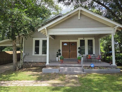 ENTER & ENJOY  3 & 1.5 HOUSE
The Best for Entertainment Purposes & Sleepovers