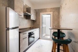 Een koelkast, een oven, een koffiezetapparaat/waterkoker