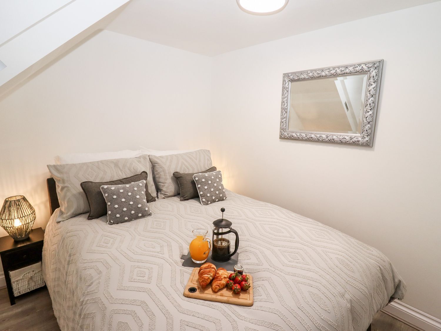 1 habitación, decoración personalizada y muebles diferentes 