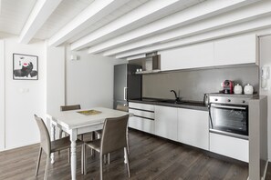 Fridge, oven, dishwasher, coffee/tea maker