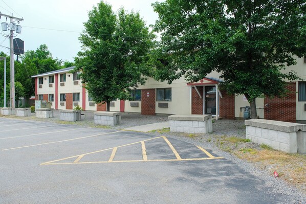 Exterior - Gardner Inn (Gardner)