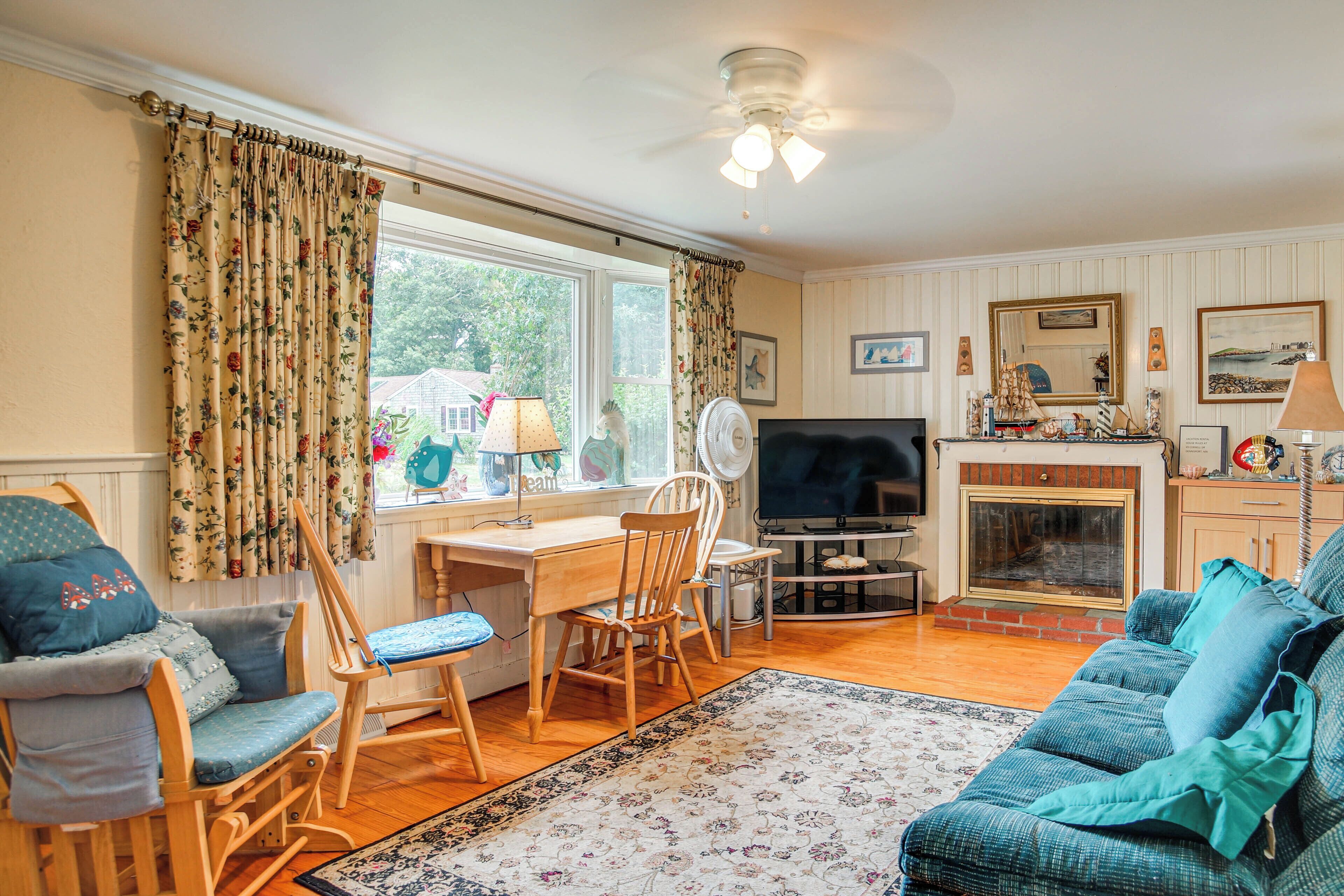 Walk To Haigis Beach: Family Home W/ Fire Pit! - Capo Cod, MA
