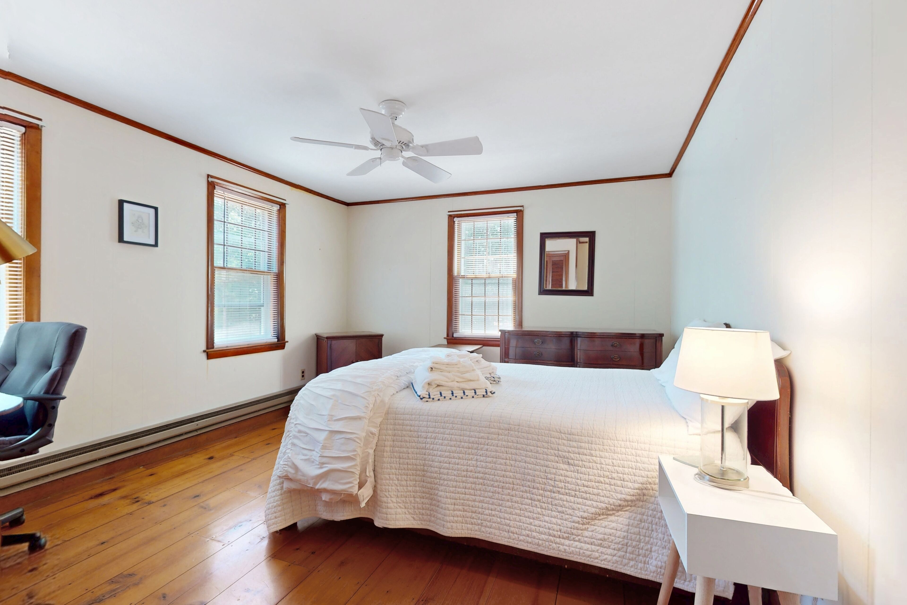 4 quartos, ferros/tábuas de passar roupa, acesso à internet