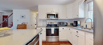 Cape Getaway -walk to restaurants & shops, near bay & ocean beaches & rail trail