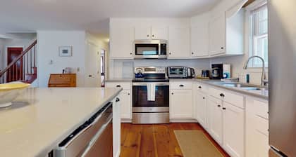 Cape Getaway -walk to restaurants & shops, near bay & ocean beaches & rail trail