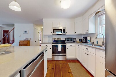 Cape Getaway -walk to restaurants & shops, near bay & ocean beaches & rail trail