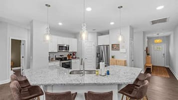 Frigorífic, microones, forn i placa de cuina