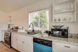 Réfrigérateur, micro-ondes, plaque de cuisson, lave-vaisselle