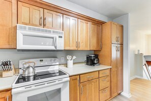 Fridge, microwave, oven, stovetop - 4 Mi to Penn State: Suburban Happy Valley Home (State College)
