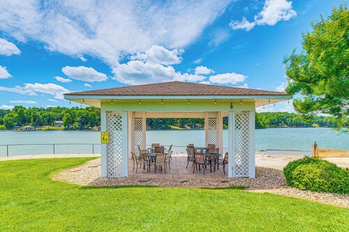 Steps to Smith Mountain Lake: Unit w/ Pool Access!