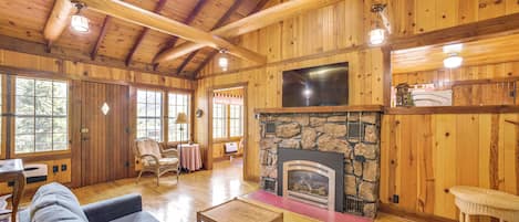 TV, fireplace
