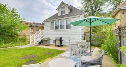 2 Mi to Logan Square: Pet-Friendly Unit w/ Yard!