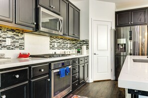 Fridge, microwave, stovetop, dishwasher