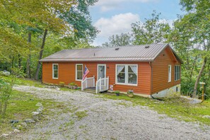 Exterior - 5 Mi to Harpers Ferry NHP: Quiet Deck & Garden (Harpers Ferry)