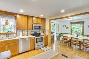 Fridge, microwave, stovetop, dishwasher - 5 Mi to Harpers Ferry NHP: Quiet Deck & Garden (Harpers Ferry)