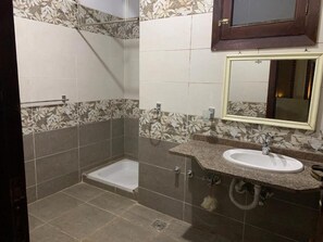 Shower, hair dryer, towels, soap - Sheherazade Hotel Nile Villa (Luxor Governorate)