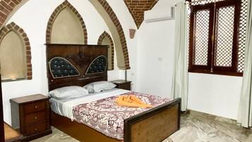 1 bedroom, desk, iron/ironing board, WiFi