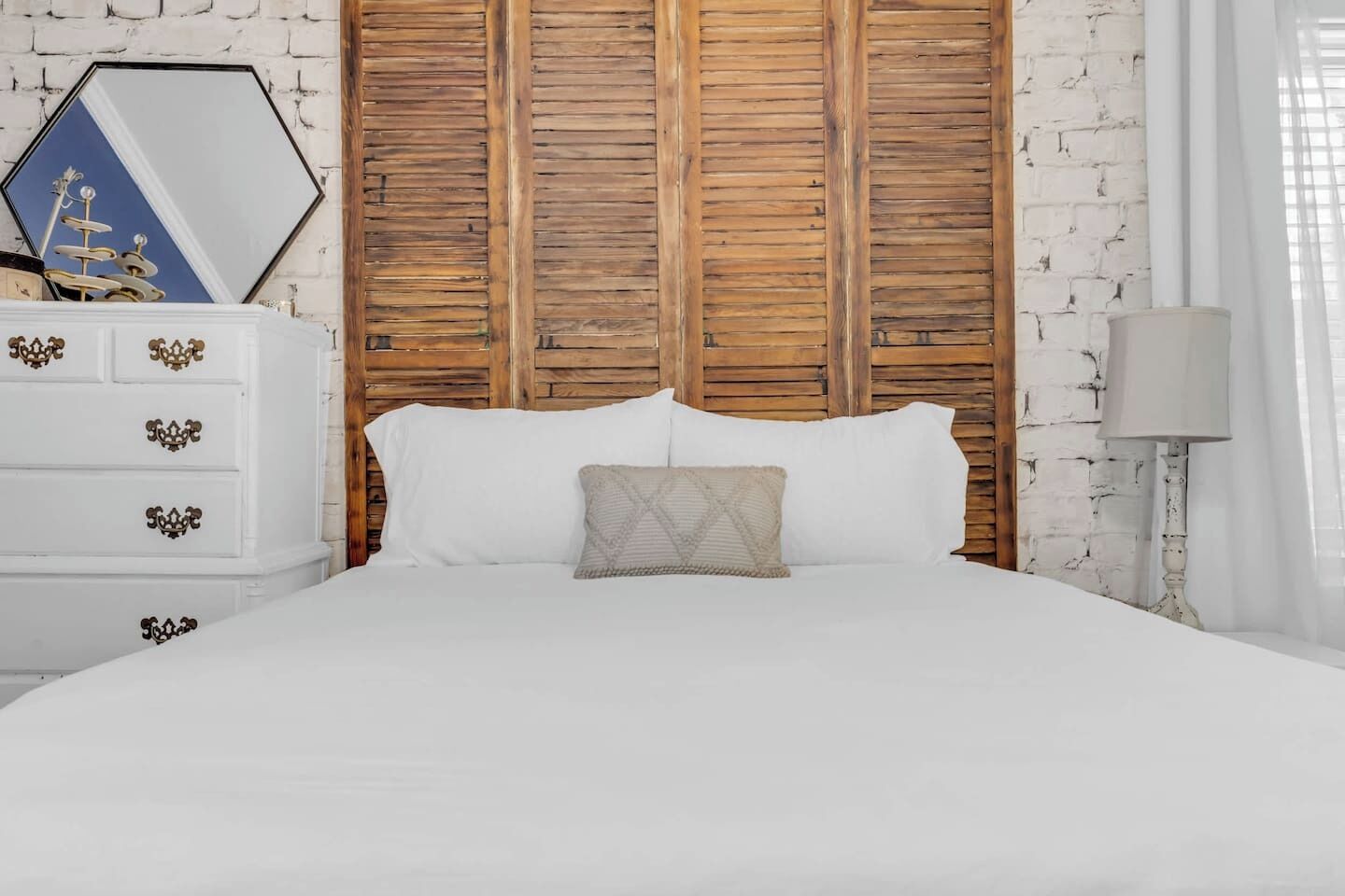 Desk, iron/ironing board, WiFi, bed sheets