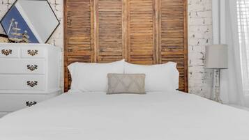 Desk, iron/ironing board, WiFi, bed sheets