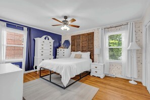 3 Schlafzimmer, Schreibtisch, Bügeleisen/Bügelbrett, WLAN