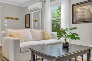 Televisión y oficina 