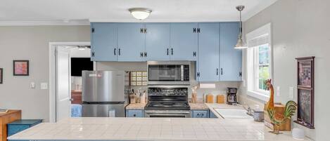 Réfrigérateur, four à micro-ondes, un four, surface de cuisson