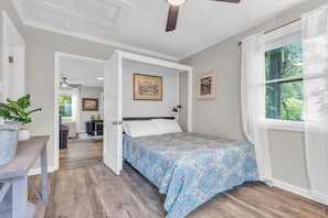Desk, WiFi, bed sheets - Cozy Spot - Perfect for Long Stays - Walk Downtown (Spartanburg)
