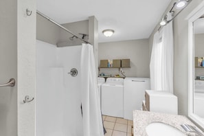 Shower, towels - Cozy Spot - Perfect for Long Stays - Walk Downtown (Spartanburg)
