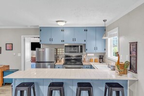 Fridge, microwave, oven, stovetop - Cozy Spot - Perfect for Long Stays - Walk Downtown (Spartanburg)