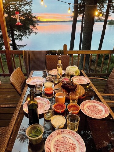 Charming 2-Bedroom Lake Front Cottage with Wi-Fi and A/C on Tranquil Unity Pond