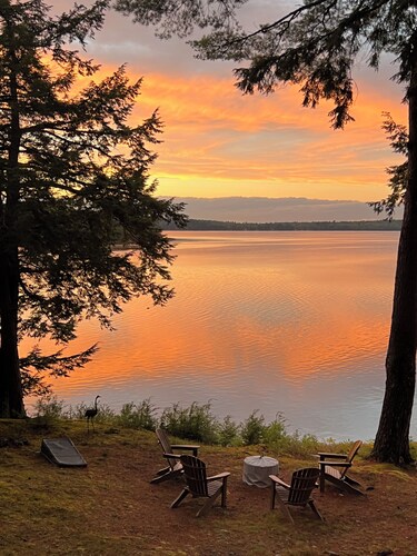 Charming 2-Bedroom Lake Front Cottage with Wi-Fi and A/C on Tranquil Unity Pond